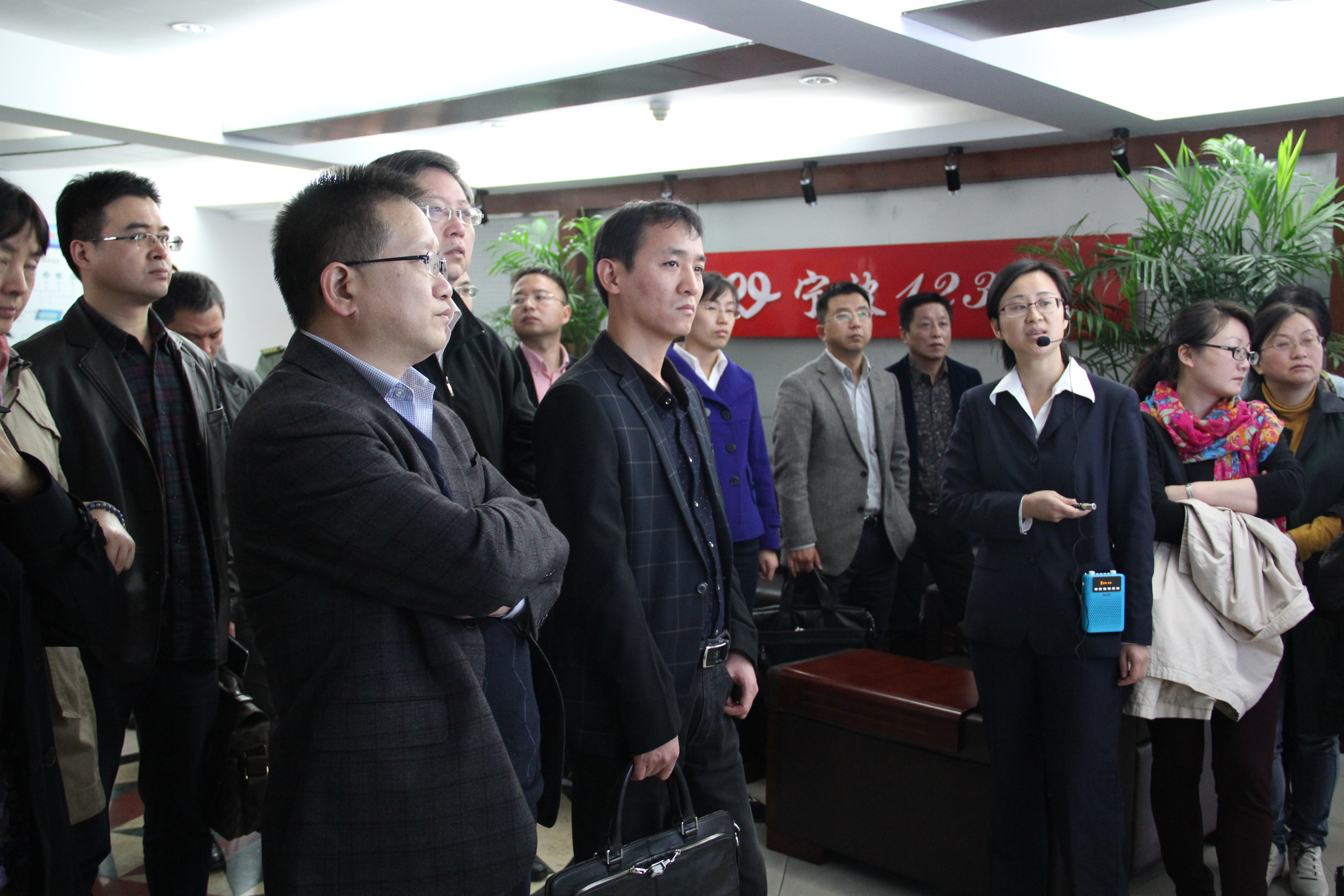 宁波市政协代表们参观中心